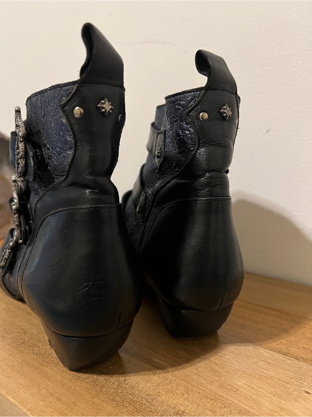 John Fluevog Eileen Dark Navy Blue Black Ornate Ankle Boot 9 N - Picture 6 of 16